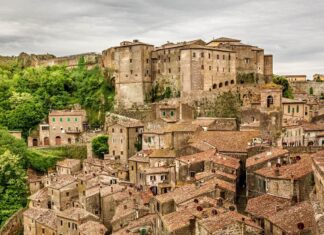 Sorano – Guide to the ancient hill town in Tuscany Sorano, Italy