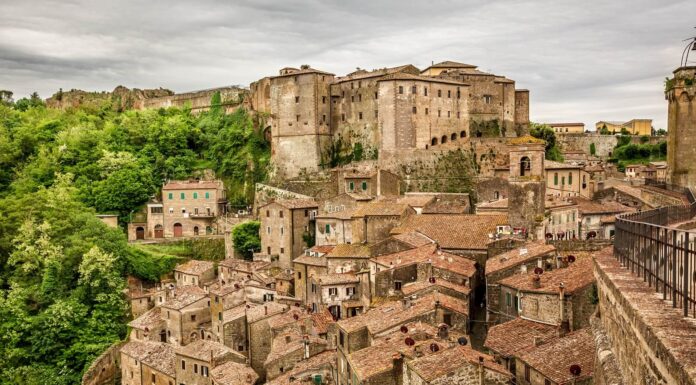 Sorano – Guide to the ancient hill town in Tuscany Sorano, Italy