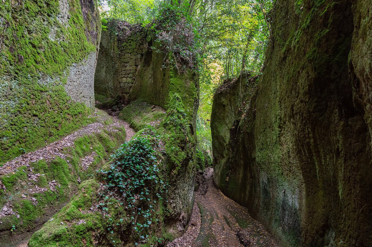 In the area around the village of Sorano, you can find a portion of the Vie Cave, today used as hiking routes