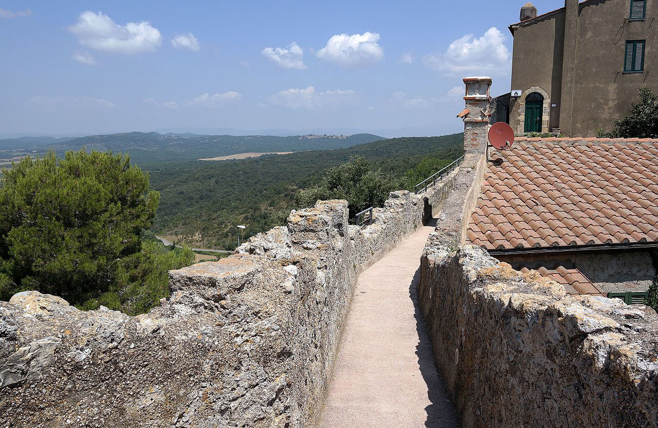The walk on the walls of Capalbio