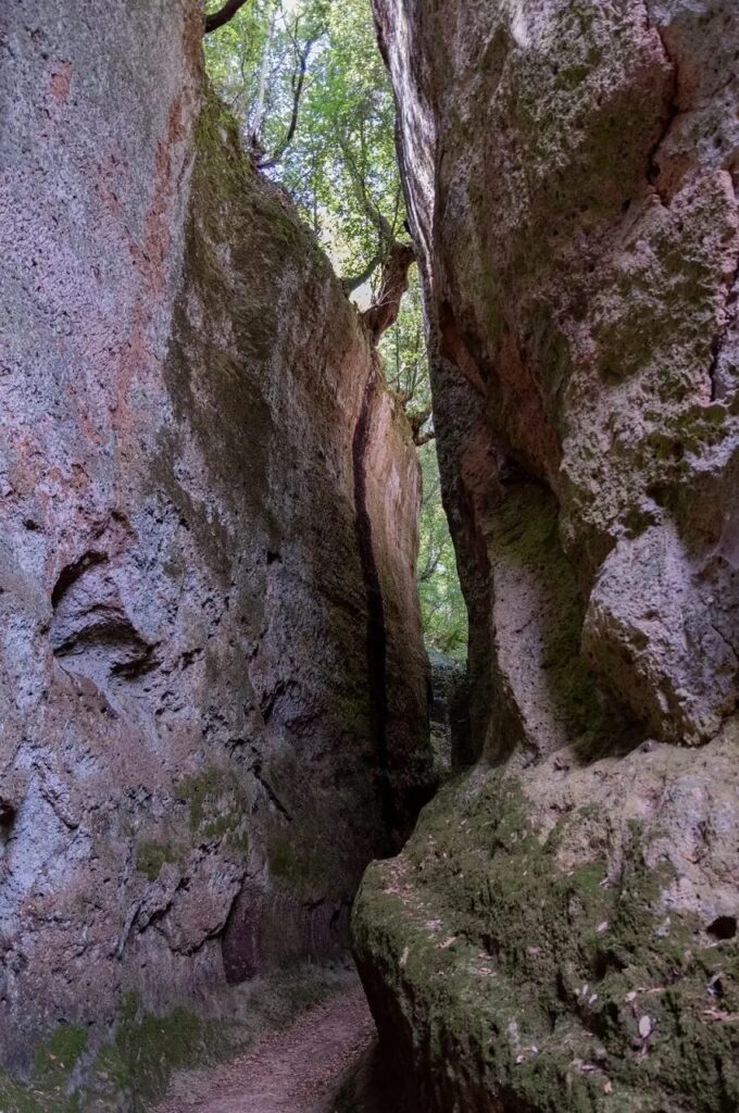 A path along Via Cave