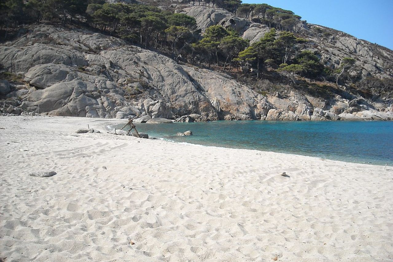 Cala Maestra is an uncontaminated beach on the island of Montecristo, with very fine sand.