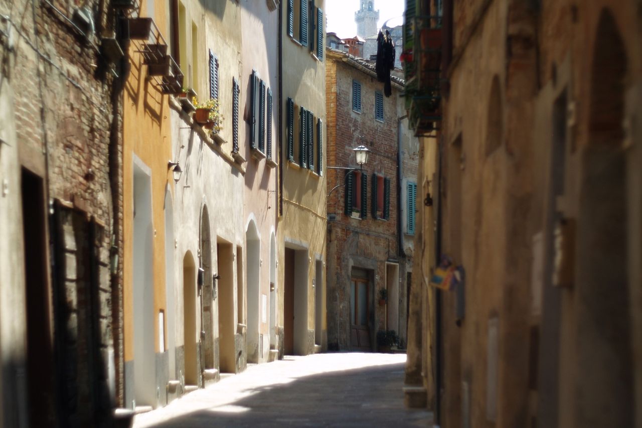 An alley in Montepulciano with houses close to each other