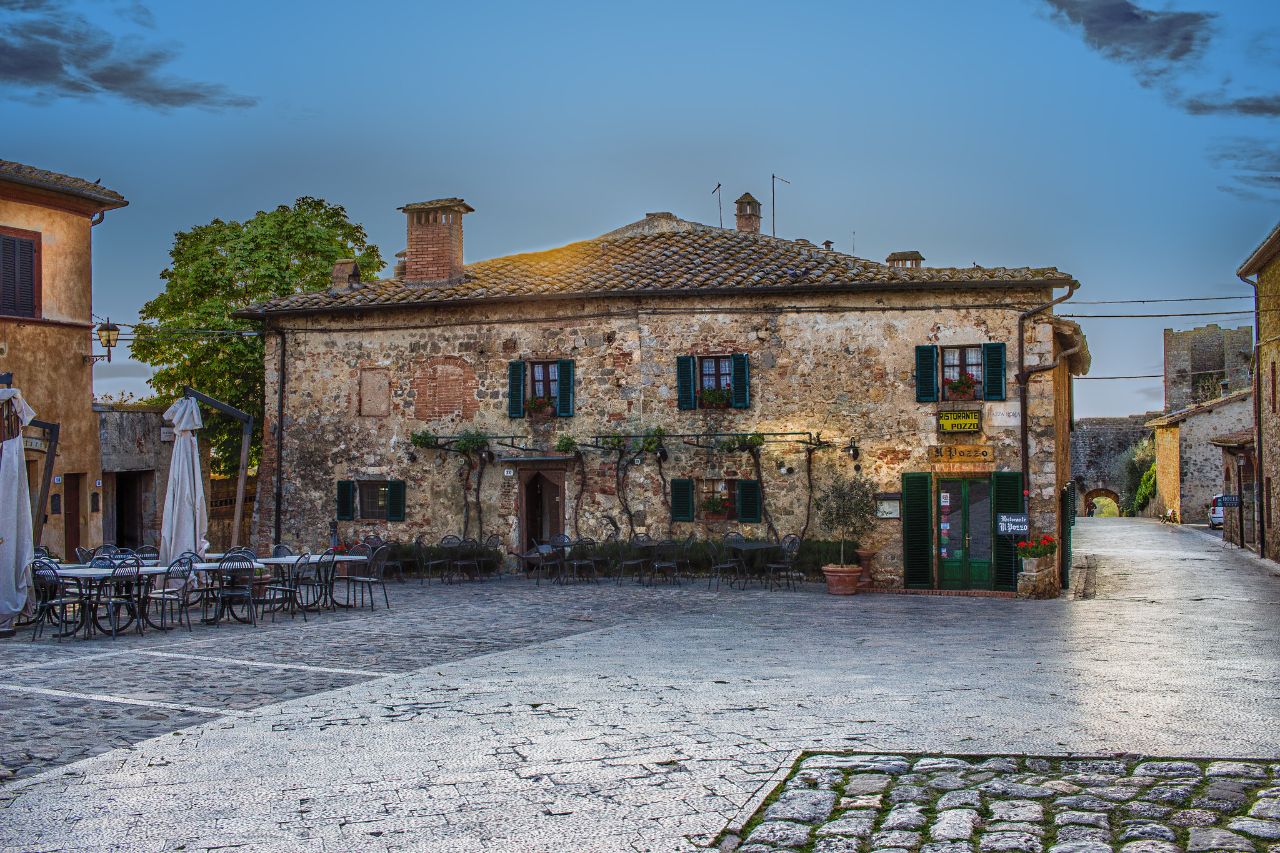 Piazza Roma is the central point of Monteriggioni, with its typical houses