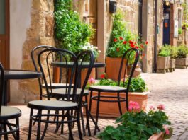 Tuscan Food – A Wealth of Pasta Sauces, Soups, and Sweets! The entrance of a Tuscan restaurant that prepares local food