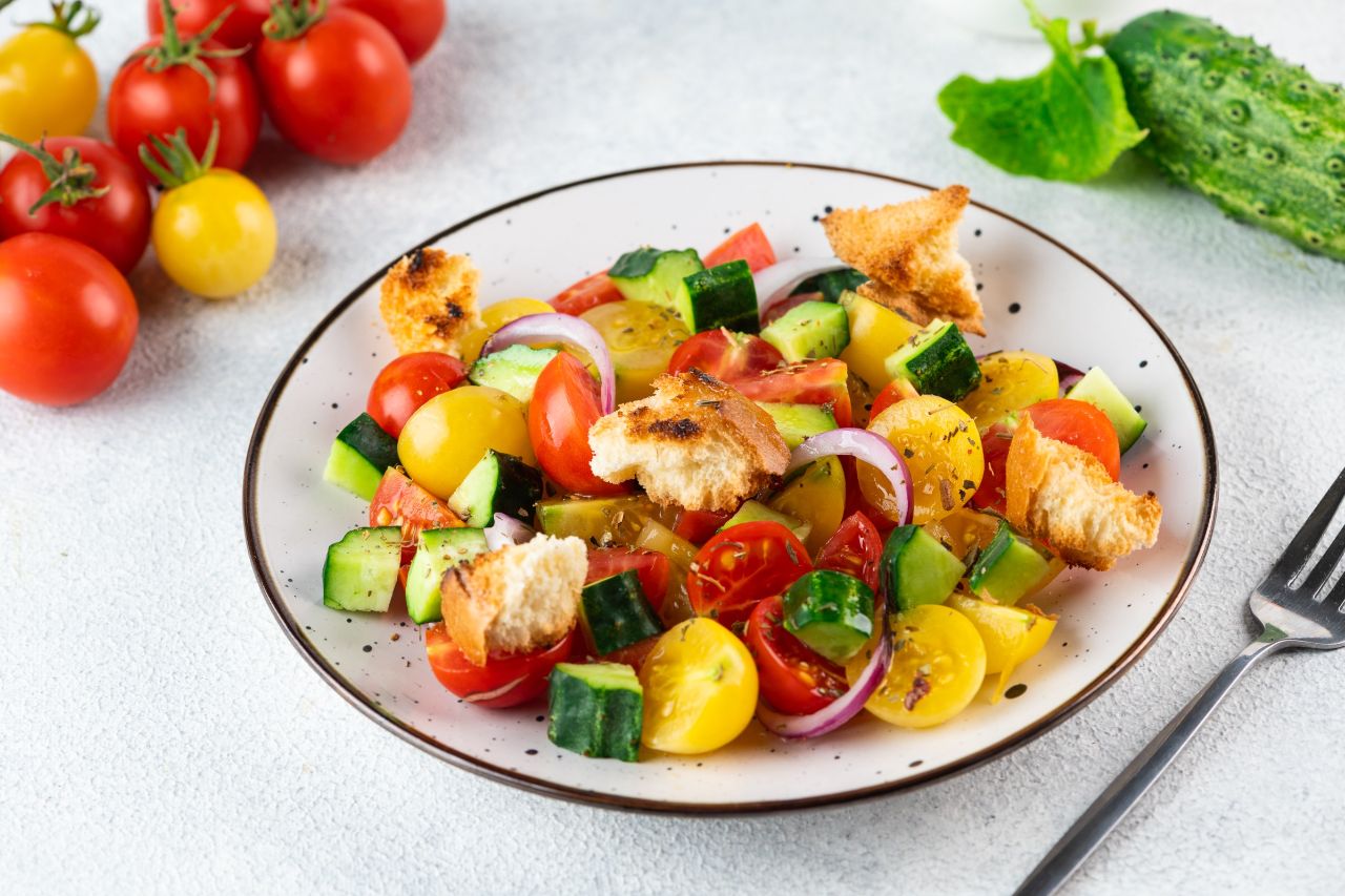 A dish of Panzanella typical of the Tuscan territory, ideal for summer lunches as it is low in calories and rich in nutritious fibres.