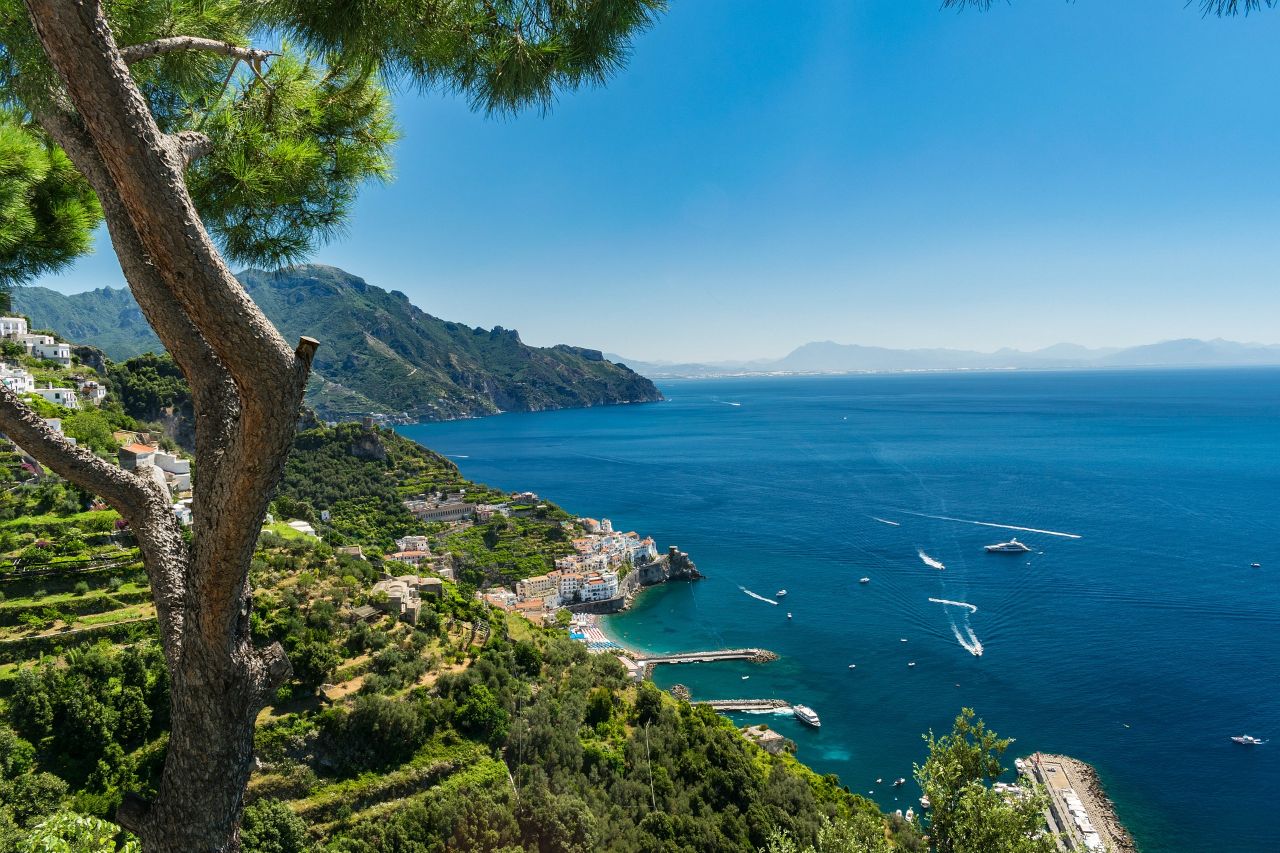 From the Amalfi lookout you can enjoy the breathtaking view of the landscape close to the sea