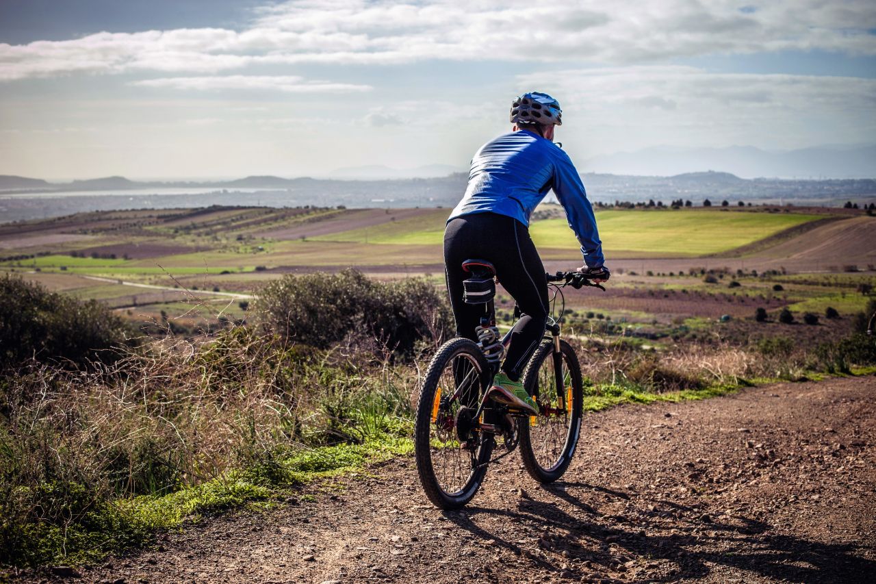 There is a tourist cycling through the Italian hills: a good alternative to renting a car