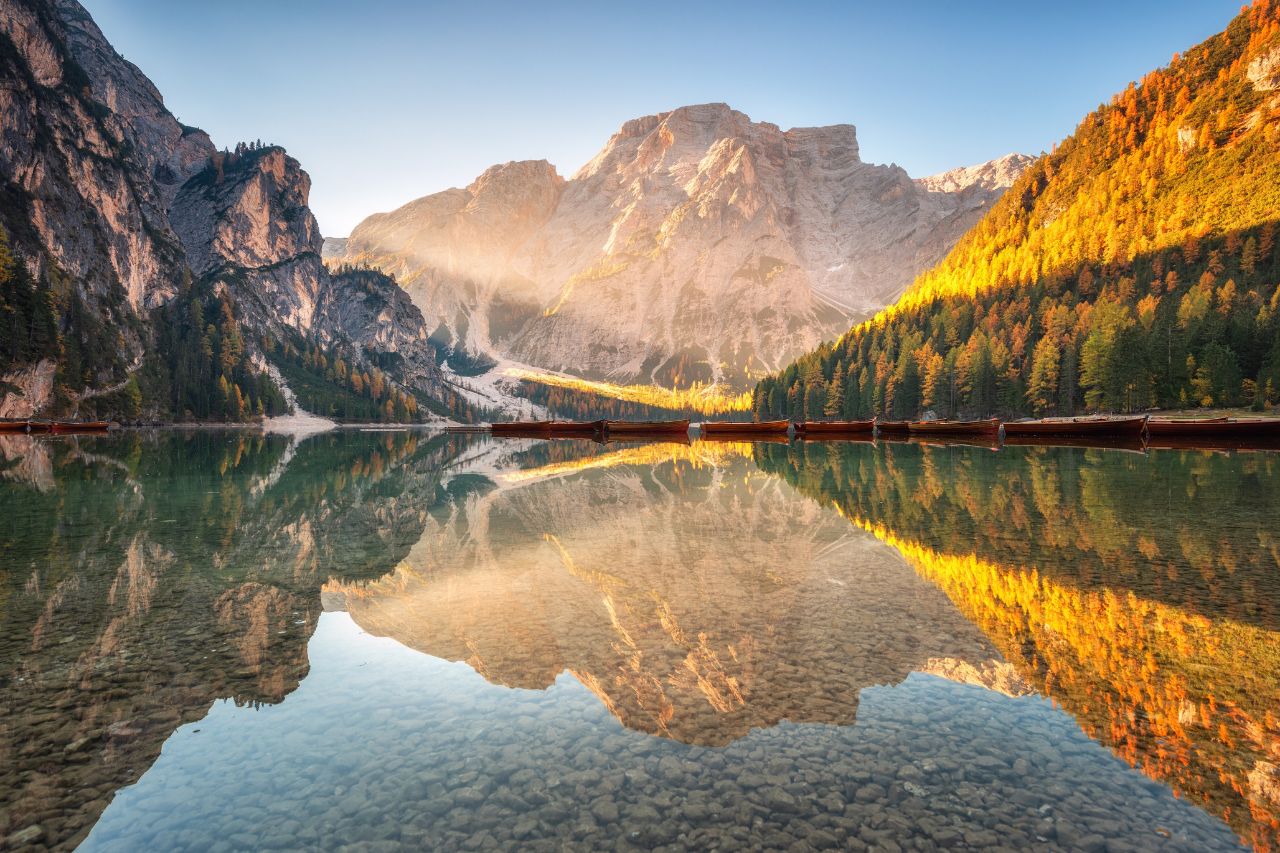 In the northern Italy, there has a breathtaking mountains and clean water of lake under.