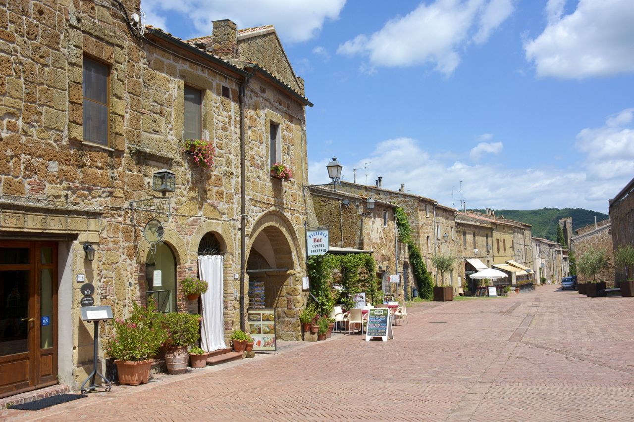 Bars and restaurants on sunny days in the Etruscan Cities.