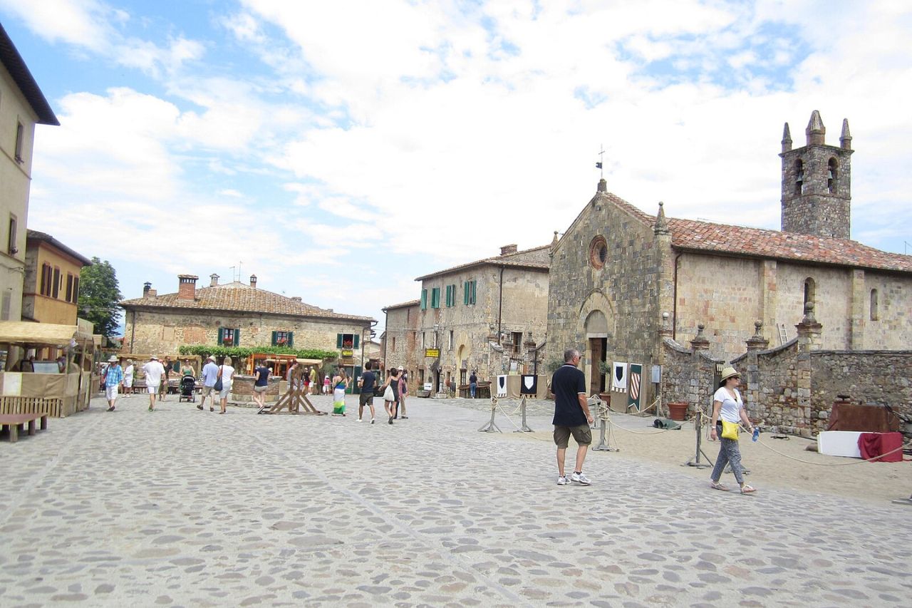 Tourists are preparing to visit the church of Santa Maria Assunta-