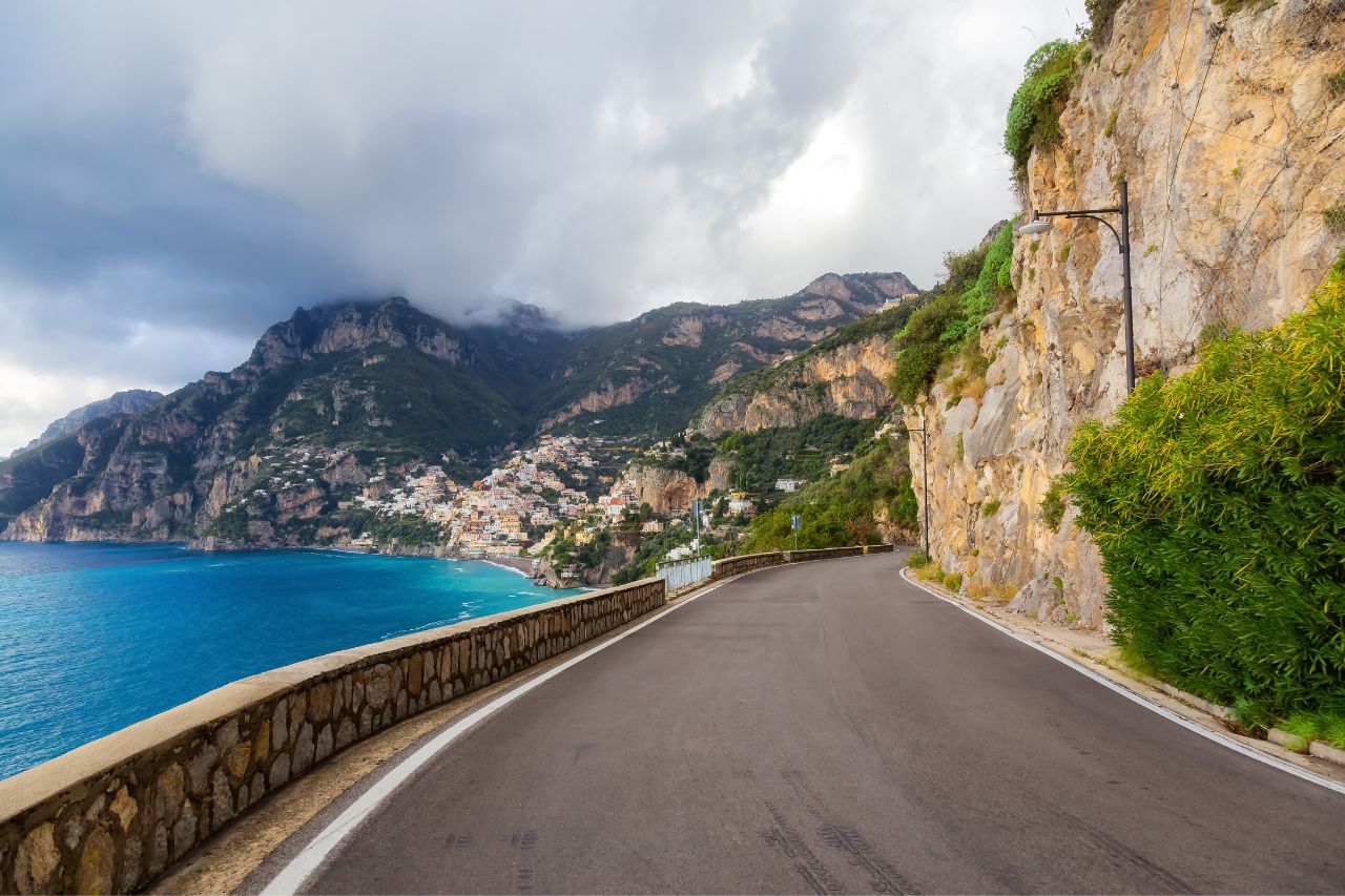 A narrow road on the Amalfi coast with view of the sea.