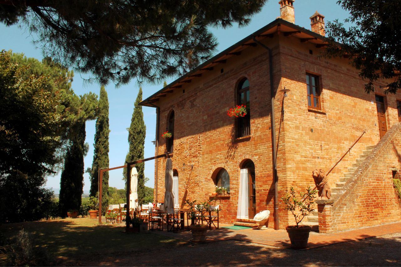 A typical house in the Tuscan countryside with a relaxing atmosphere.