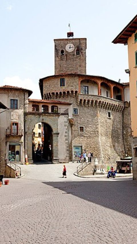 The entrance to the walls of Castelnuovo di Garfagnana