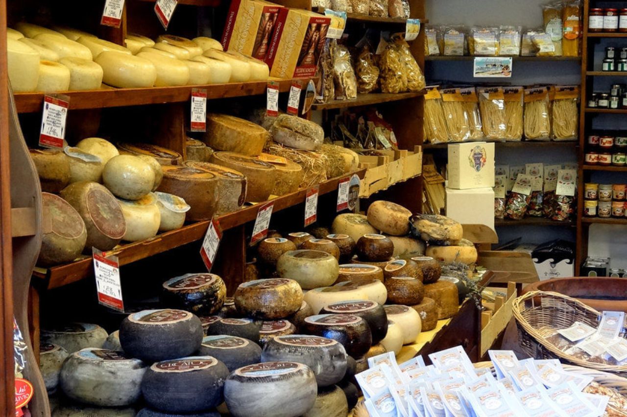A shop with many kinds of Pecorino di Pienza cheese