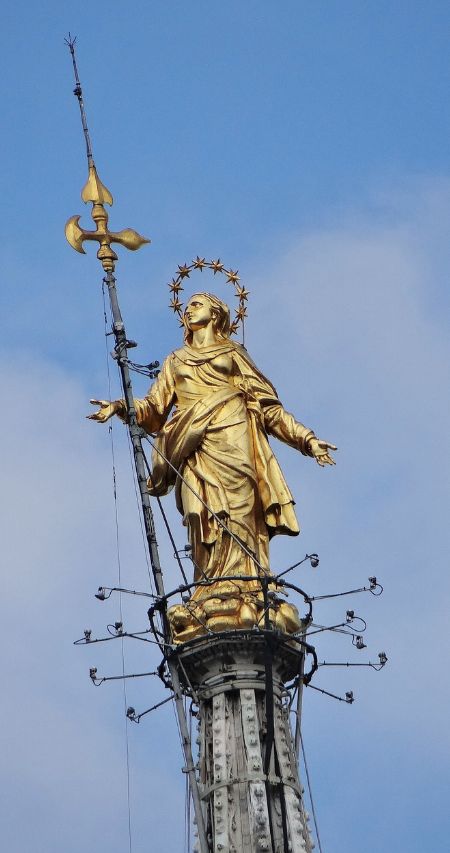 The front of the Madoninna, in Milan
