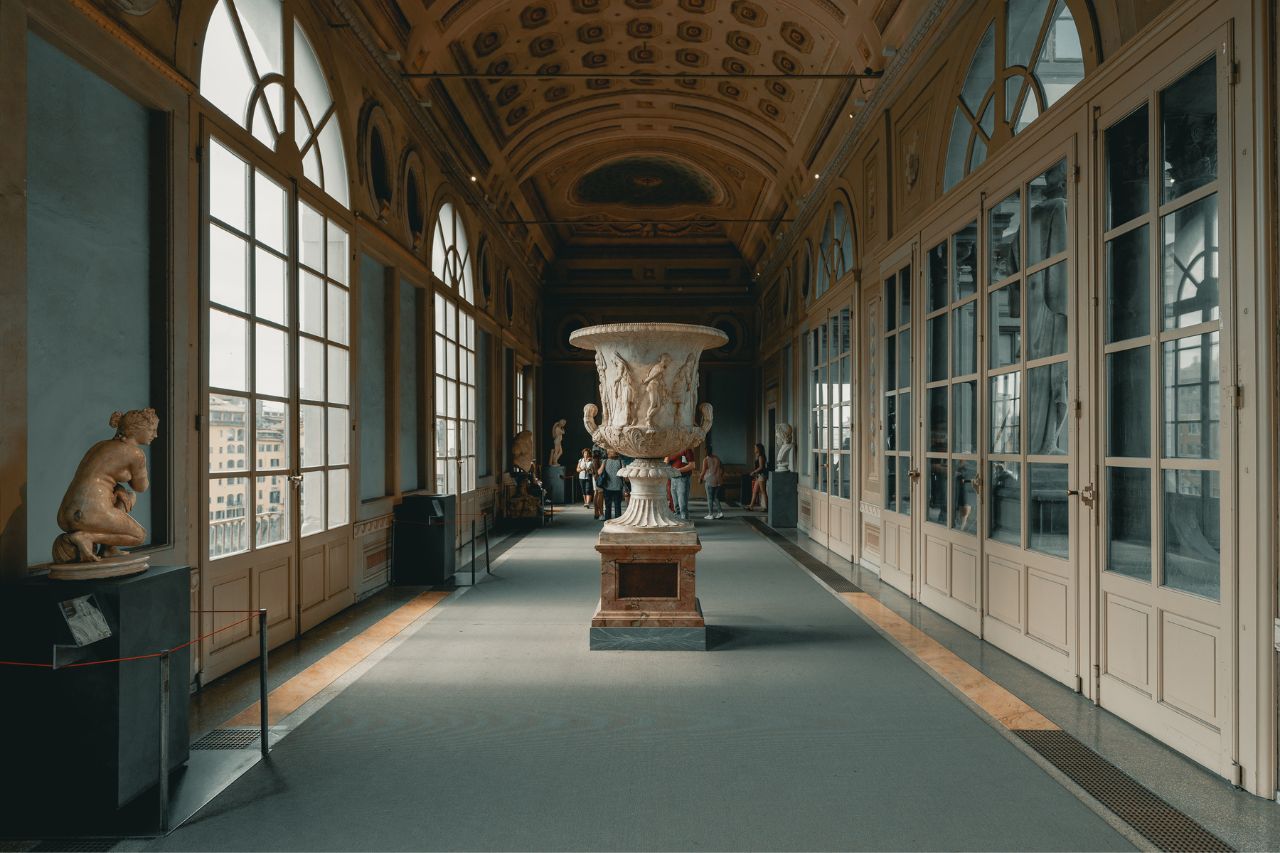 Travelers visit the historical and old famous works in Galleria degli Uffizi.