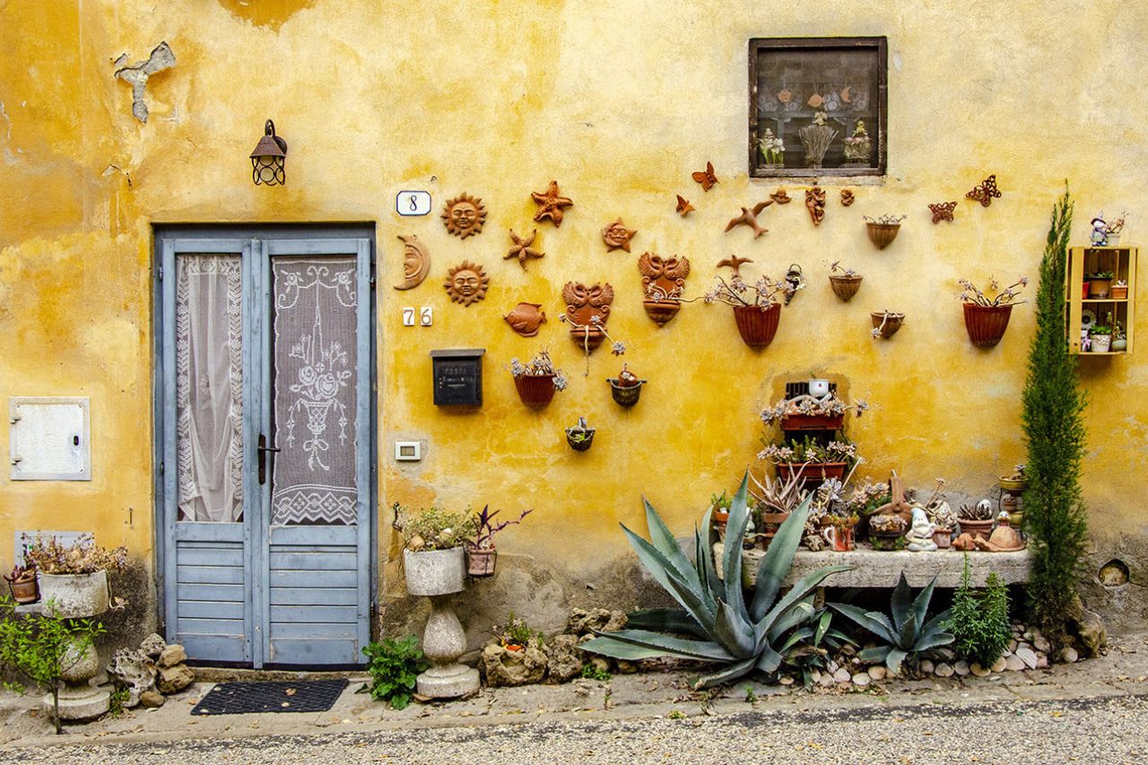 A Tuscan house that displays the warm colors of June