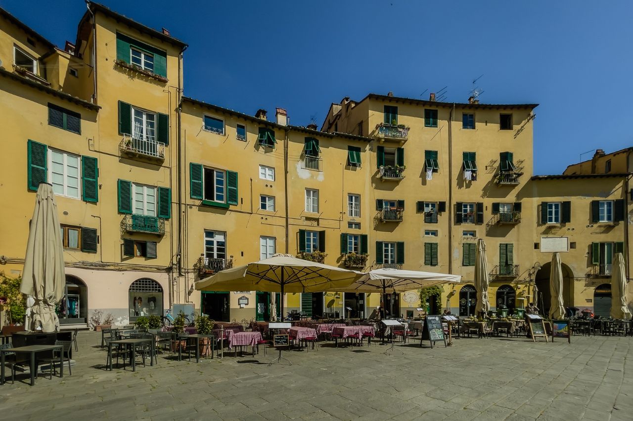 Local restaurants serves many typical foods to taste in Tuscany. 
