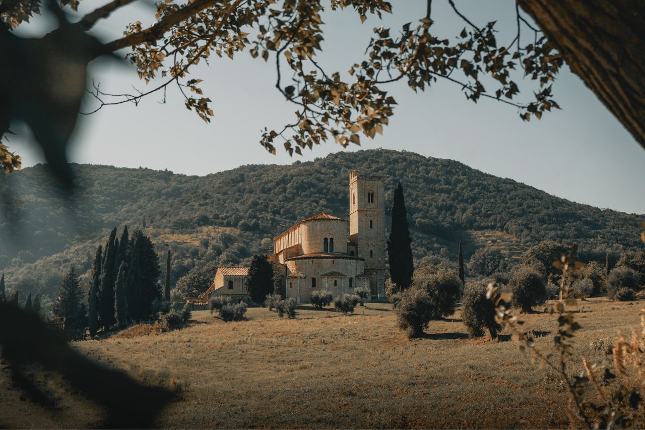 An abbey located in Montalcino, in one of the best lands for the production of Tuscan wine.