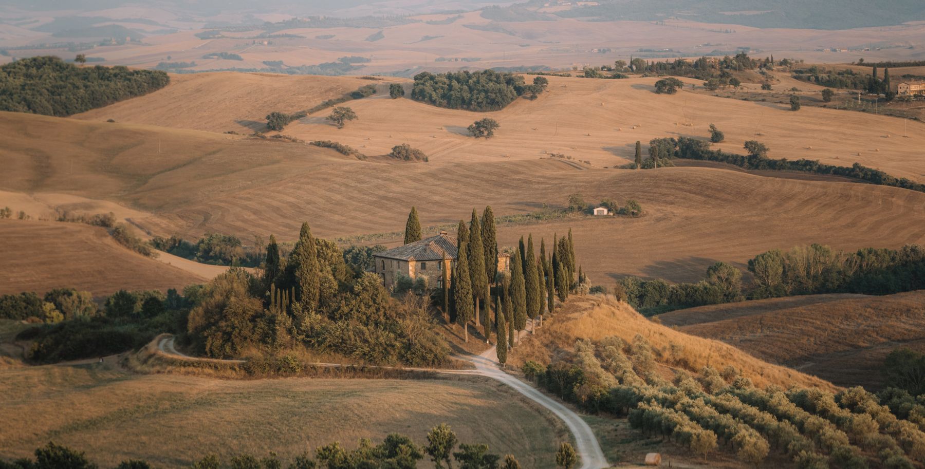 A simple house located in Tuscany with beautiful landscapes. 
