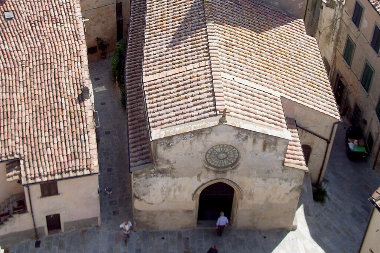 Tourists are entering the church of San Nicola in Capalbio