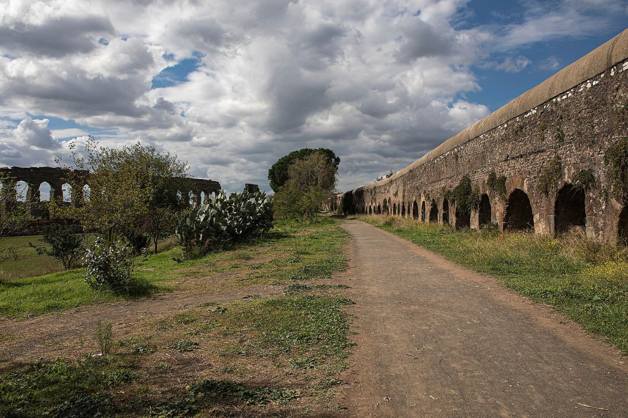 The Park of the Aqueducts has many areas where there are plants and a reference to ancient Rome