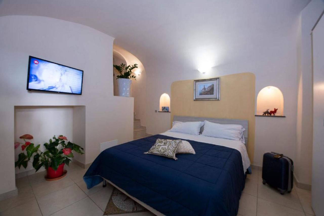 Beautiful small room with flat screen TV located at Alfieri Rooms - Luna - Amalfi Coast