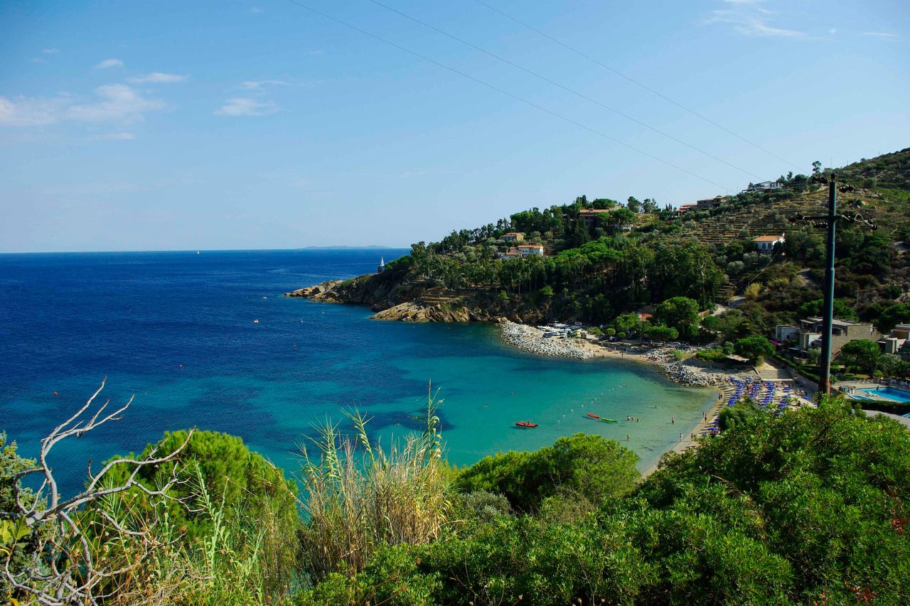 A panoramic photo of Cala delle Cannelle, a beautiful beach located in Tuscany