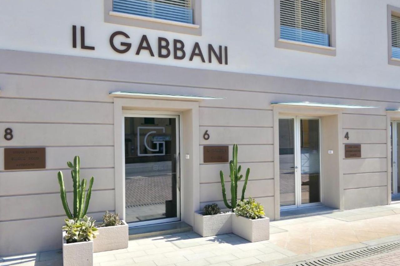 Entrance of the Il Gabbani Hotel with welcome plants during daytime