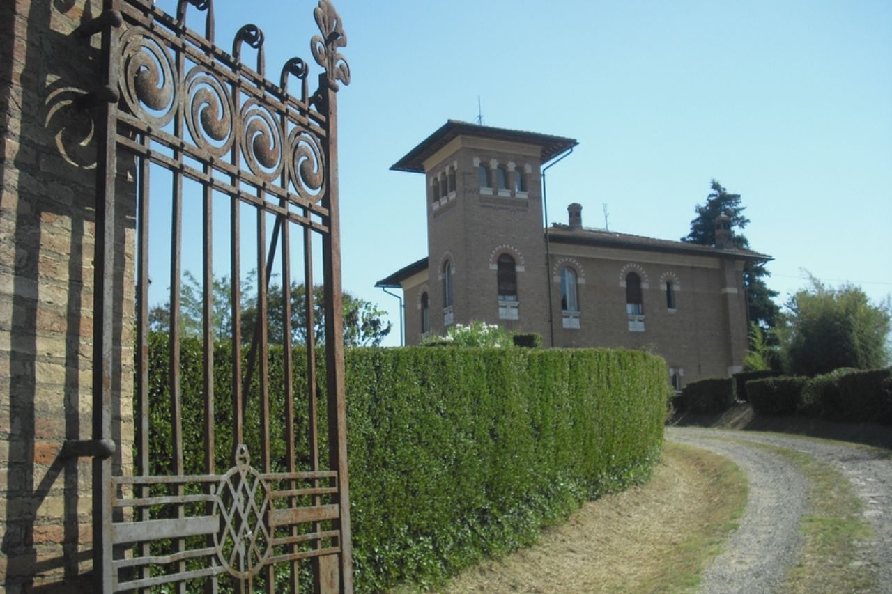 The ghostly entrance of Villa la Rondinella, in Buonconvento