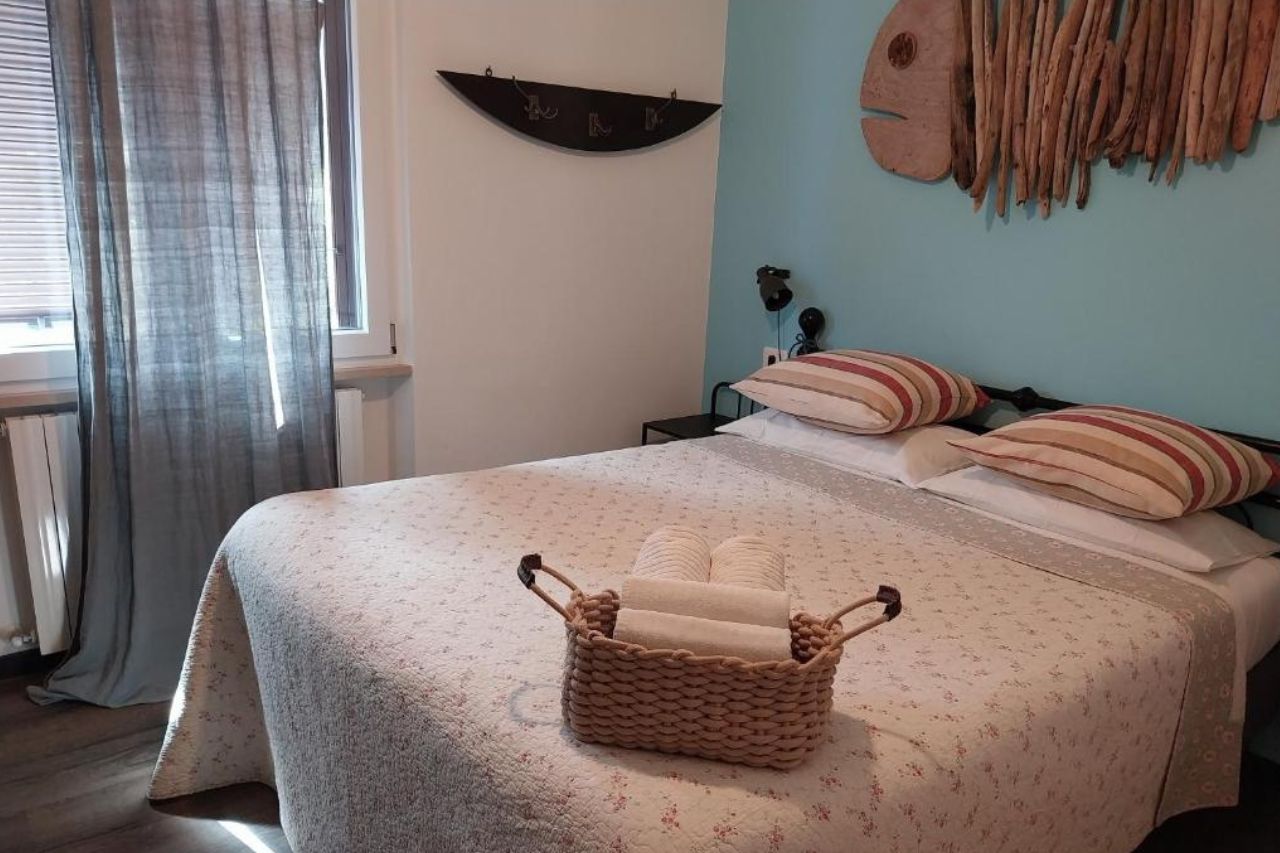 Nice and clean bedroom with fish wood design and relaxing atmosphere in the Villa Villacolle