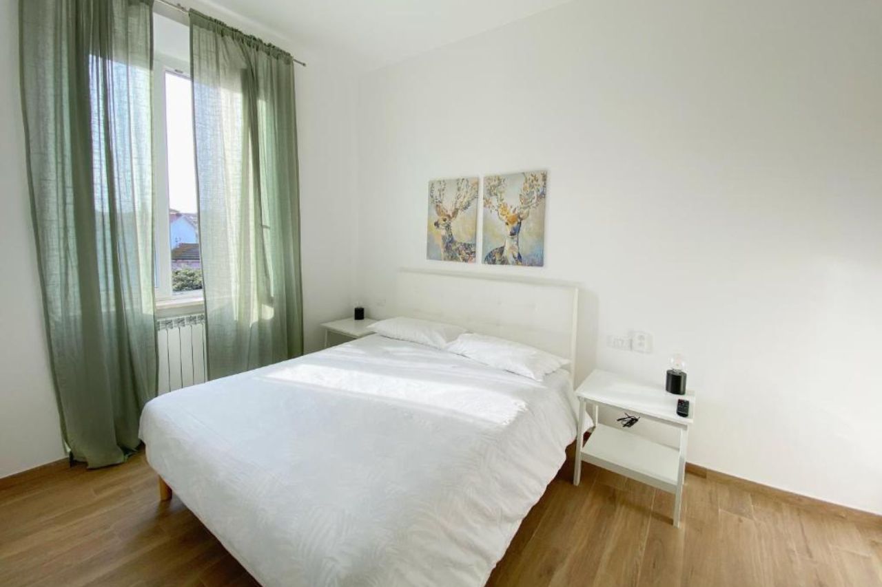 White bed room with relaxing ambiance at B&B La Locanda Chic