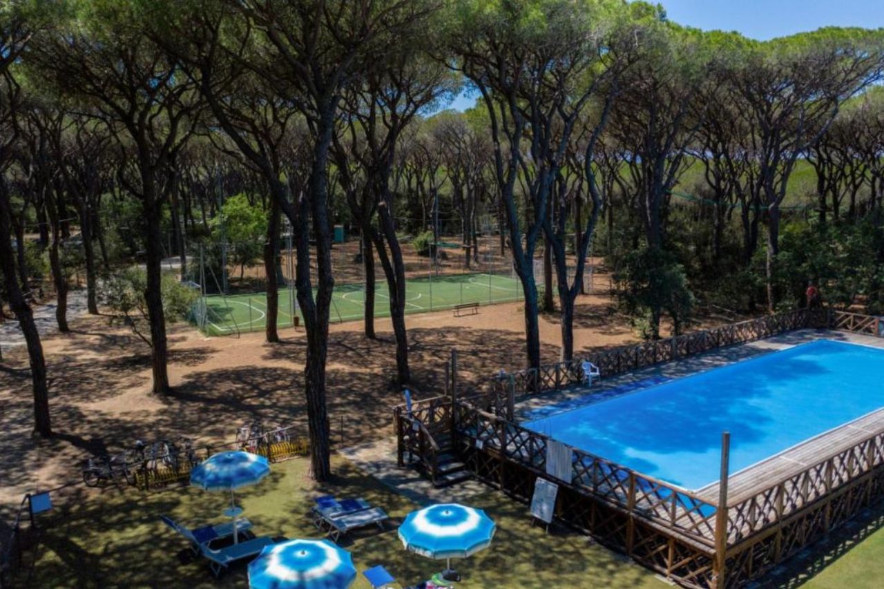 Campsite with swimming pool and tennis court at Comfort Lodge Rocchette