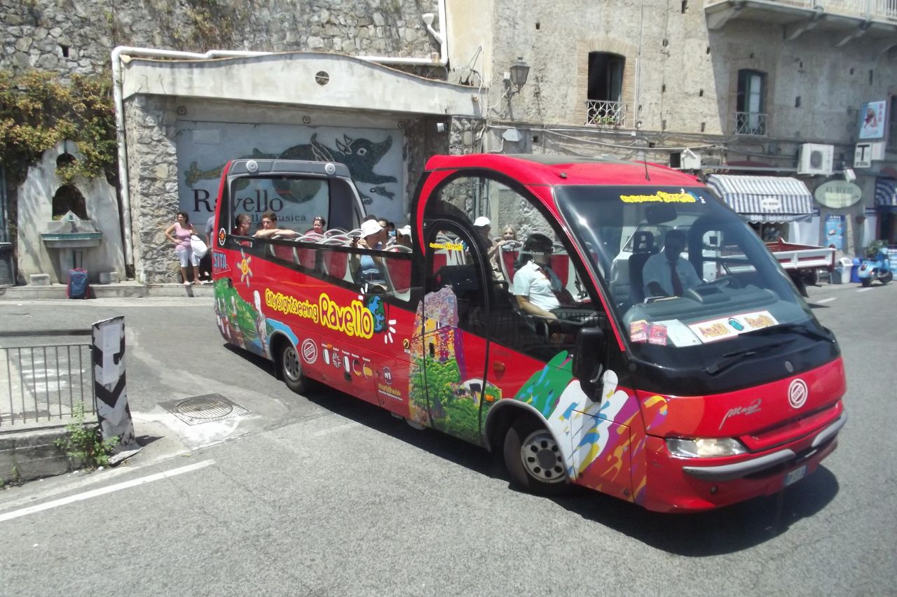 A tourist bus to go around the Amalfi coast