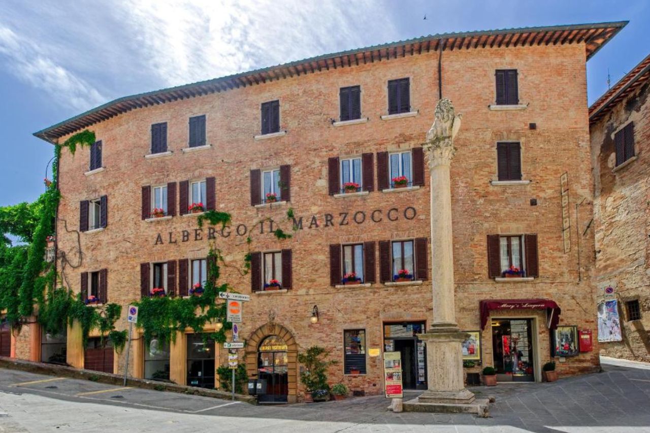 Front view the Albergo Il Marzocco during daytime