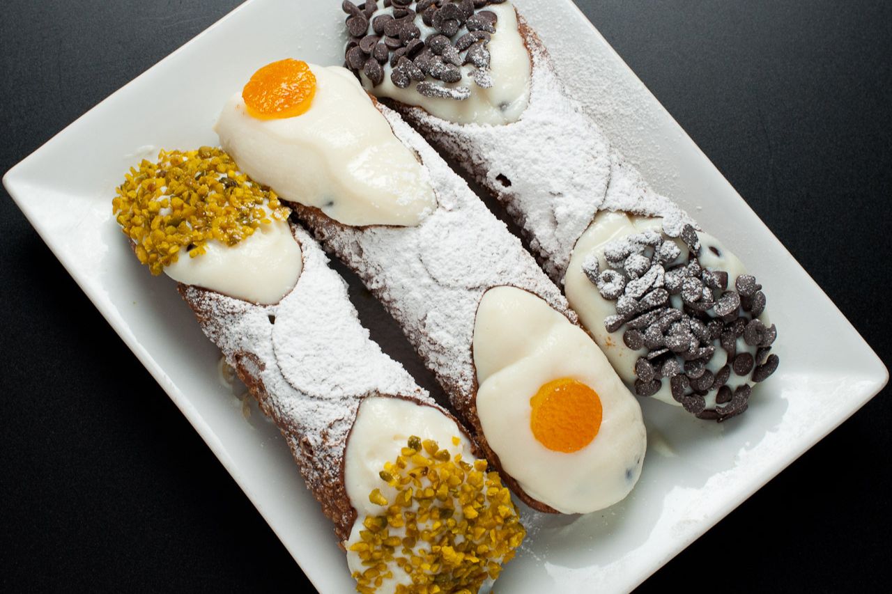 Cannoli Siciliani, traditionalSicilian pastries, displayed on a plate.