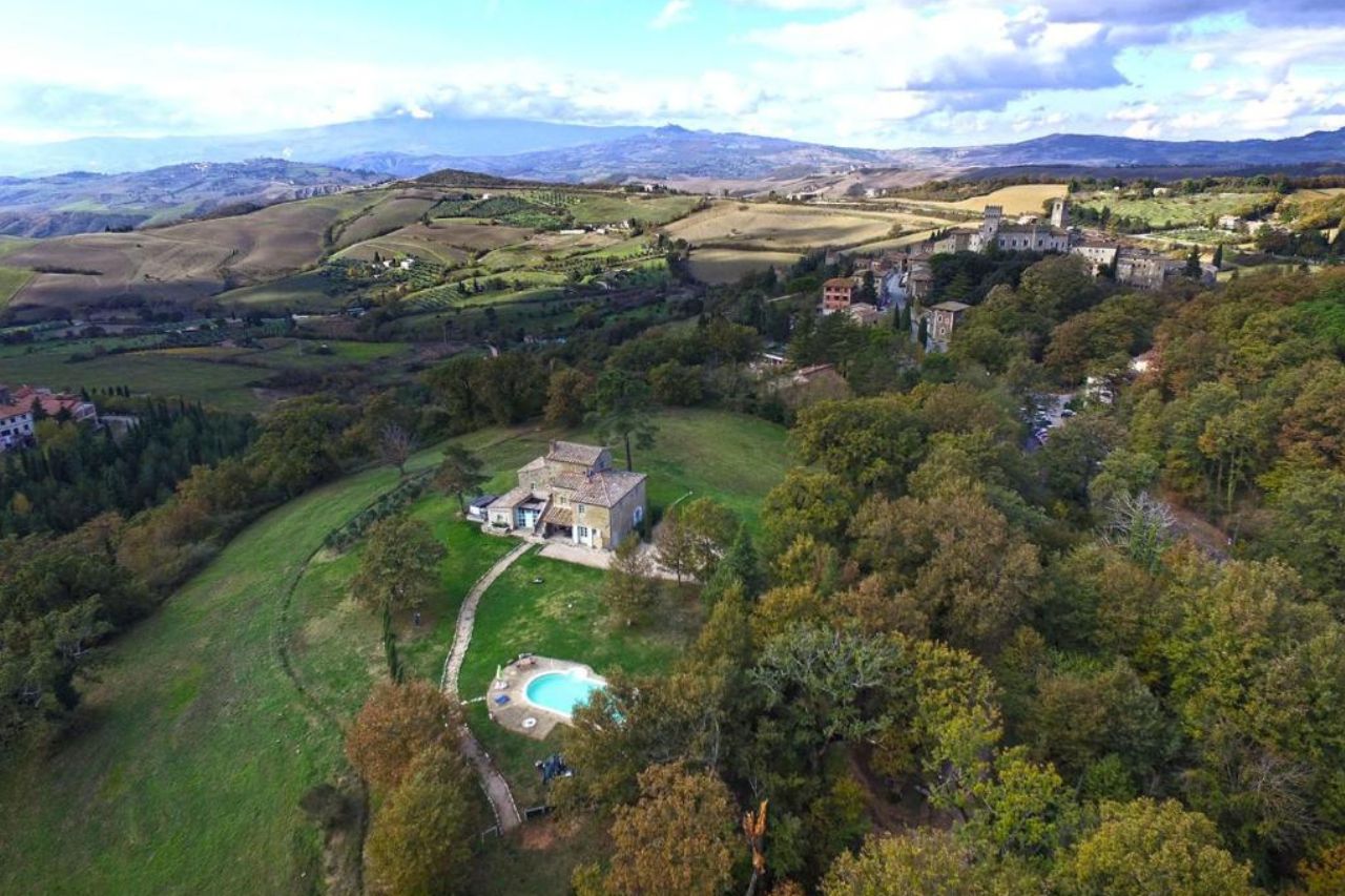 Breathtaking aerial view of the Il Podere Degli Artisti with beautiful landscapes