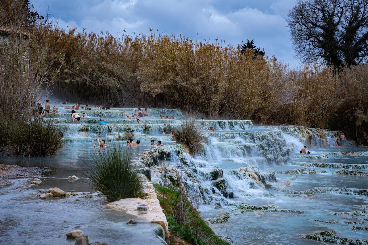 The Saturnia hot springs in January, despite the cold, is visited by many people