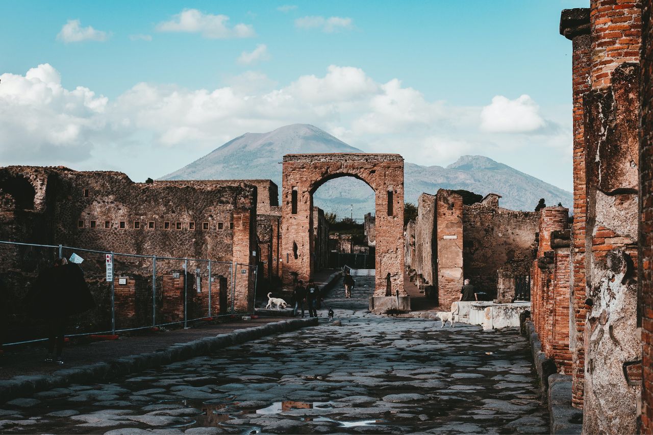 The tourists arrived in Pompeii with a day trip from Rome by train