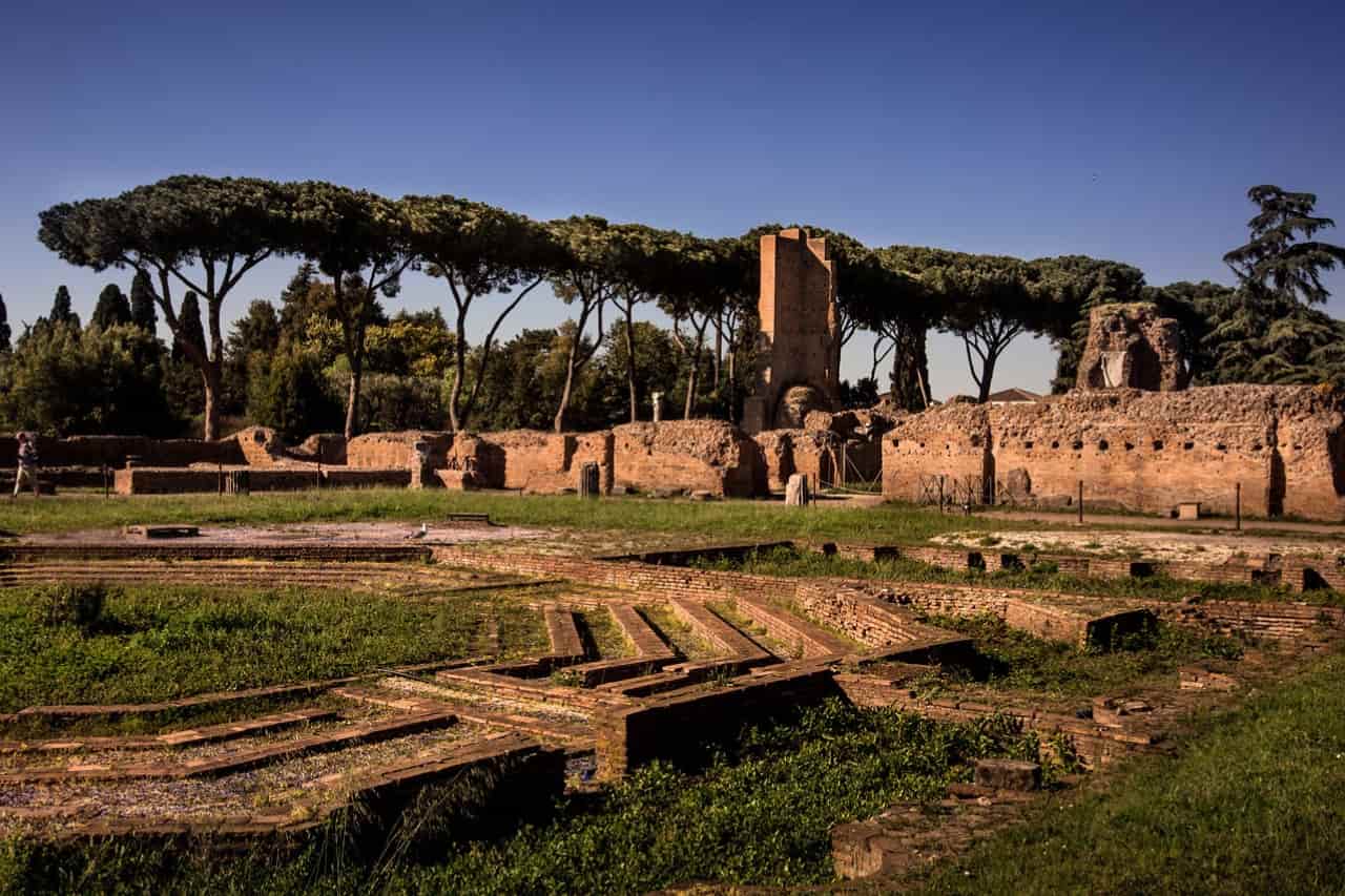 Tourists walk inside the Palatine Hill to see all the monuments present