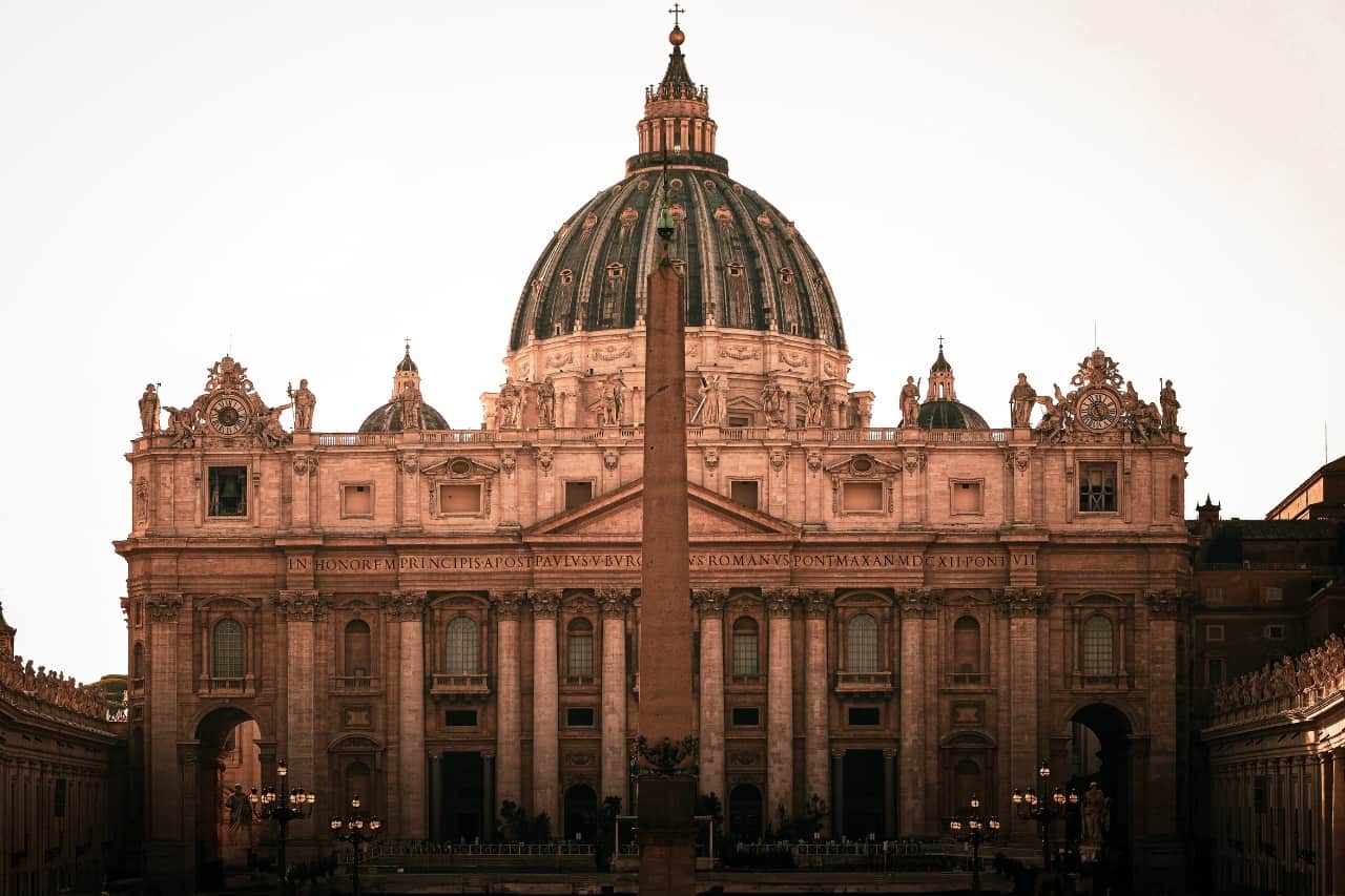 Tourists went to St. Peter's Basilica to photograph it, as it is one of the most beautiful monuments of Rome ever