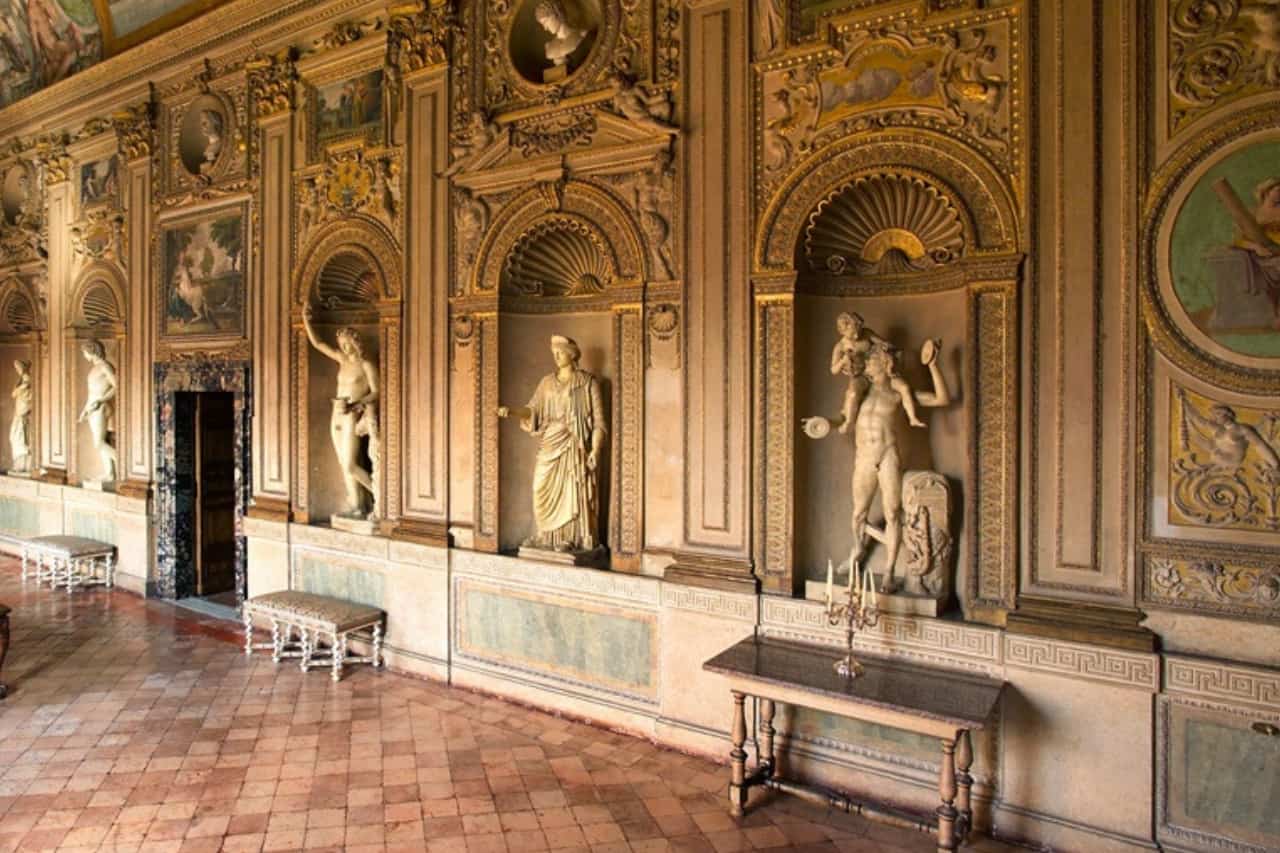 Statues highlighting the influence of Renaissance architectural styles in Palazzo Farnese