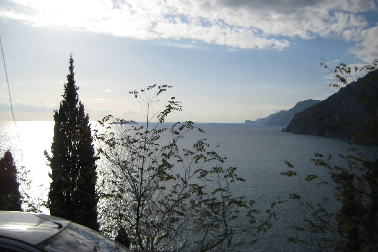 A tourist is traveling along the Amalfi coast by car to explore it better