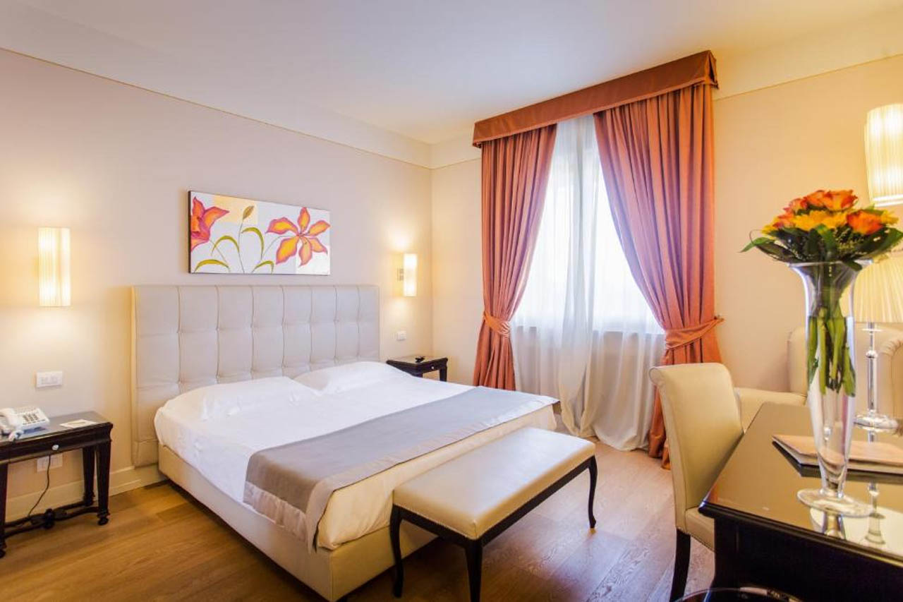 Elegant room in Hotel Palazzo San Lorenzo & Spa