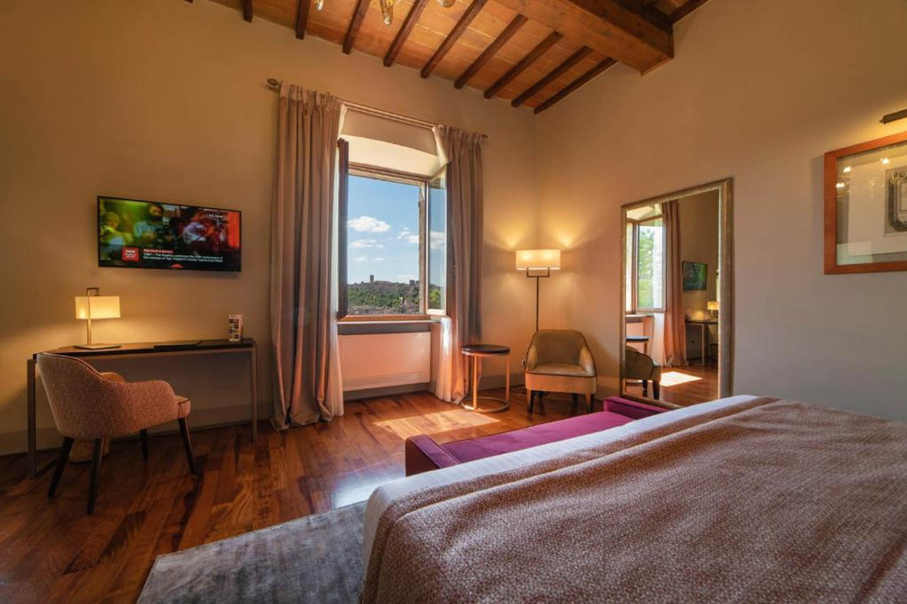 A room with a view of beautiful landscape on the window in Relais Della Rovere 