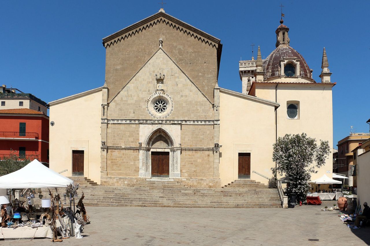 The tourists visited the historic center of Orbetello and photographed the cathedral