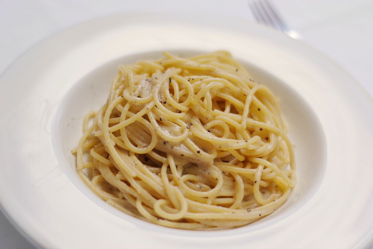 One plate of simple and delicious Cacio e pepe pasta