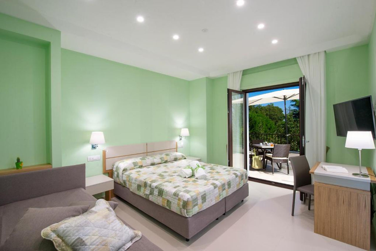 Elegant room with terrace in the Villa Paradise Resort 