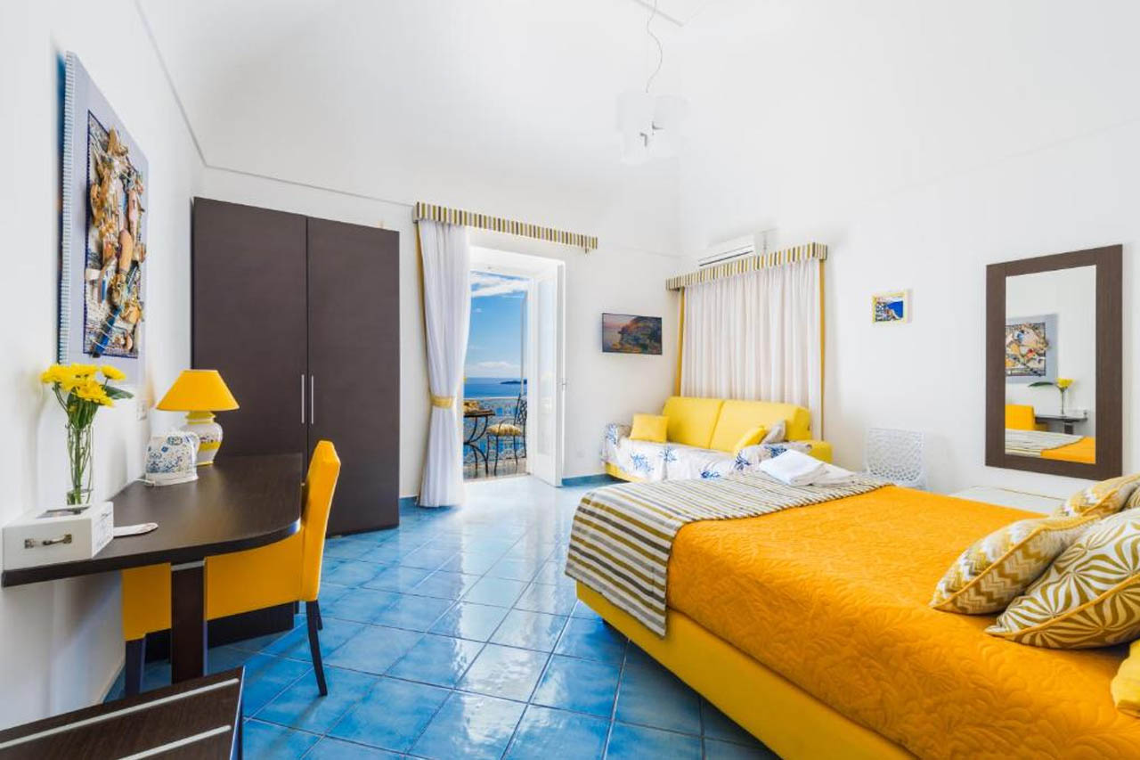 Elegant room with an overlooking view of the sea from the balcony in Casa Nilde